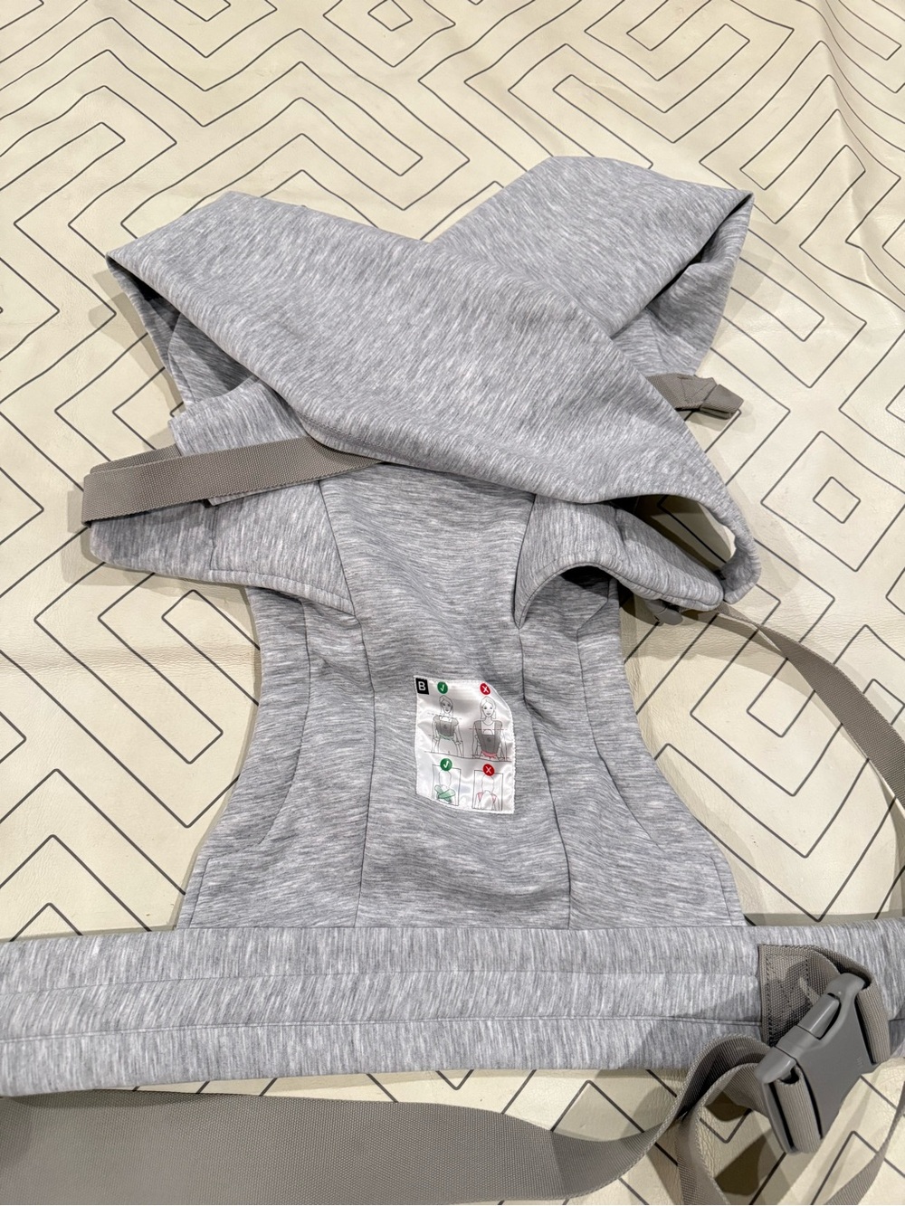 Ergoaby Embrace Soft Grey - Picture 10 of 16